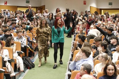 Visita de Sara García a la Universidad de León.