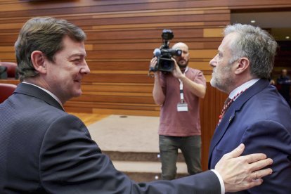 El presidente de la Junta de Castilla y León, Alfonso Fernández Mañueco (i), saluda al presidente de las Cortes, Carlos Pollán (d), este viernes, durante la celebración del 42 aniversario del Estatuto de Autonomía en Valladolid. EFE/ Nacho Gallego