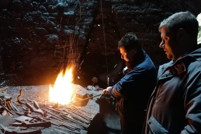 El herrero Manuel Sánchez y el concejal Iván Alonso.