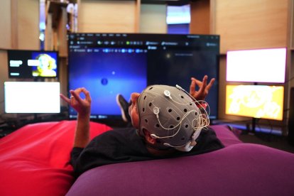 Un técnico trabajando en el centro tecnológico español Vicomtech, que presenta las tecnologías más avanzadas de inteligencia artificial javier etxezarreta