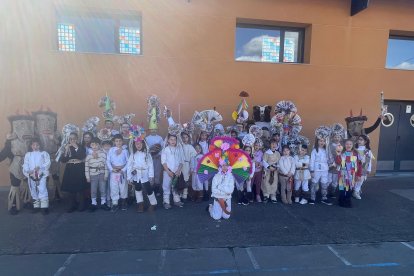 Alumnos del CRA de Lorenzana con sus disfraces del antruejo.