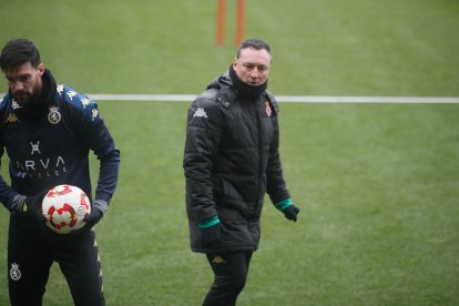 Raúl Llona en un entrenamiento de la Cultural en el Reino de León.