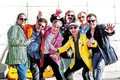 Los Manolos, el popular grupo de rumba catalana, junto a Isabel Gemio como maestra de ceremonias, son dos de los atractivos de la gala de los 10 años.