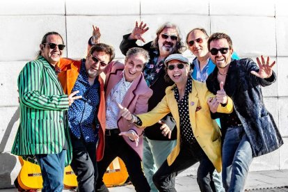 Los Manolos, el popular grupo de rumba catalana, junto a Isabel Gemio como maestra de ceremonias, son dos de los atractivos de la gala de los 10 años.