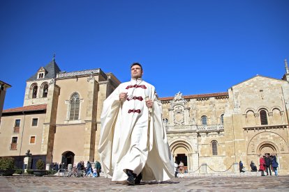 Procesión de la Hermandad de Romeros de San Isidoro del Campo de Santiponce (Sevilla) en León hasta la Basílica de San Isidoro, donde les recibe la la Muy Ilustre, Real e Imperial Orden y Cofradía del Milagroso Pendón.