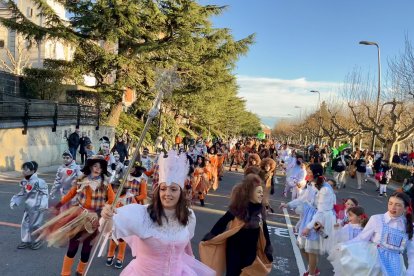 El ampa San Claudio se viste del Mago de Oz para el desfile de Carnaval de León.