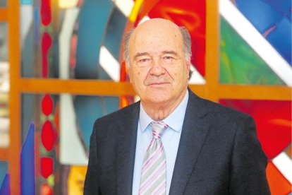José Luis Díaz Villarig acaba de renovar la presidencia del consejo de colegios médicos de CyL.