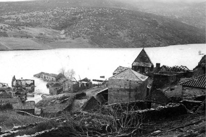 Imagen de 1946. El embalse de Villameca inunda las casas de Oliegos que aún quedan en pie, pero con los tejados poco a poco derrumbándose.