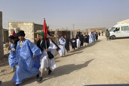Salida de niños de los campamentos para las Vacaciones en Paz con indumentaria tradicional en 2024.