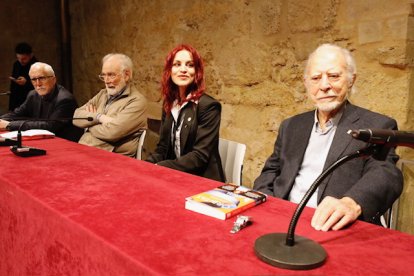 Sara García, junto a los escritores leoneses  Luis Mateo Díaz, Juan Pedro Aparicio y José María Merino.