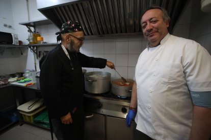 Javier, cocinero de la Casa del Botillo, a la derecha.