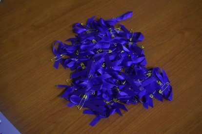Imagen de un puñado de lazos contra la violencia sexual.