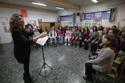 Un momento del ensayo de los viernes en el Juan del Enzina de FemeninoCoral.