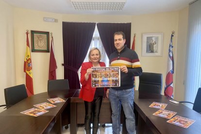 Teresa Fernández, alcaldesa de Cuadros, y Alejandro García.