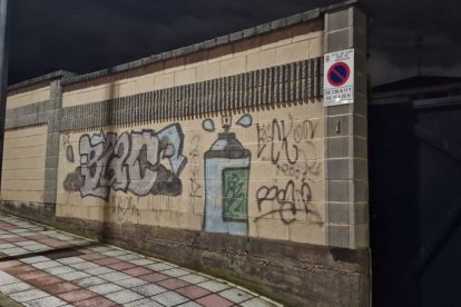 La pintada de fuck cayetanos se limpió ayer por la tarde; otras, no.
