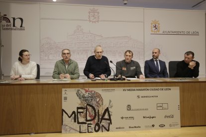 Foto de familia de la presentación de la Media Maratón Ciudad de León.