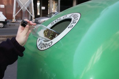 Un contenedor de vidrio.