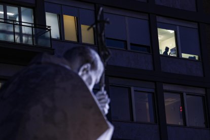 Imagen de la estatua de Juan Pablo II ante el Hospital Gemelli, de Roma, donde está hospitalizado el papa Francisco desde el 14 de febrero de 2025. EFE/EPA/FABIO FRUSTACI