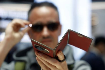 Un visitante observa un Huawei Mate XT, un teléfono plegable con triple pantalla, en el stand de Huawei durante la jornada inaugural del MWC 2025, el mayor congreso mundial de conectividad, que arranca este lunes en Barcelona con la expectativa de reunir a más de 100.000 asistentes.