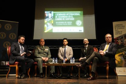 El director general de Turismo de la Junta de Castilla y León, Ángel González Pieras, el subdelegado del Gobierno en León, Héctor Aláiz, el teniente coronel de la Guardia Civil, Miguel Cañellas, el vicepresidente de la Asociación de Municipios del Camino de Santiago, Araquistáis Oserín, y el alcalde de Villafranca del Bierzo, Anderson Batista, participan en el I Seminario Internacional sobre Seguridad en el Camino de Santiago