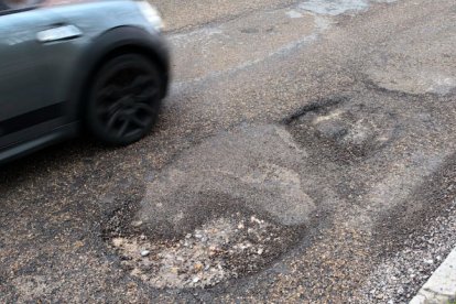 Socavón en la calle Riosol.