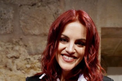 Sara García con su libro.