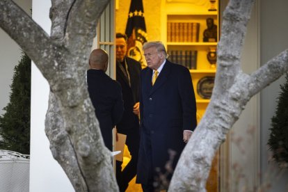 Elon Musk sale con Trump de la Oficina Oval de la Casa Blanca con antes de partir con el presidente hacia Florida.