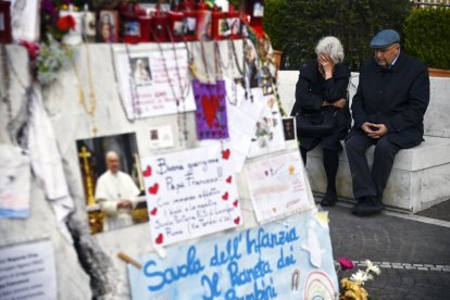 Oraciones en Roma por la salud del Papa.