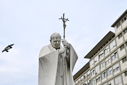 Imagen de la estatua de Juan Pablo II en la entrada del hospital Gemelli donde el papa Francisco está hospitalizado, en Roma. EFE/EPA/RICCARDO ANTIMIANI