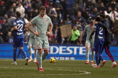 El delantero noruego del Atlético de Madrid Alexander Sorloth, se lamenta tras la derrota ante el Getafe, durante el partido de la jornada 27 de LaLiga EA Sports que disputaron en el estadio Colisum de Getafe. EFE/Sergio Peréz