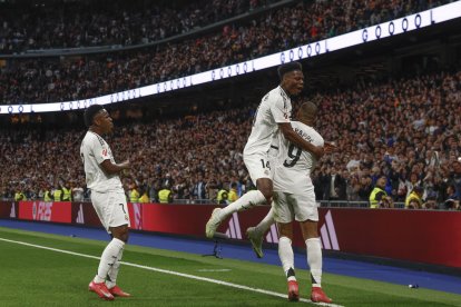 El delantero del Real Madrid Kylian Mbappé (d) celebra el primer gol durante el partido de la jornada 27 de LaLiga EA Sports entre el Real Madrid y el Rayo Vallecano este domingo en el Santiago Bernabéu. EFE/Mariscal