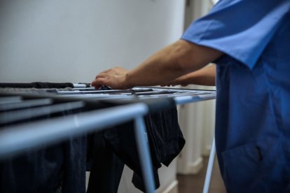 El aumento de costes y exigencias en los contratos a las empleadas del hogar ha reducido el número de afiliados.