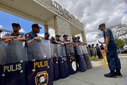 Un grupo de policías antidisturbios frente al aeródromo donde fue detenido el expresidente filipino Rodrigo Duterte.
EFE/EPA/FRANCIS R. MALASIG