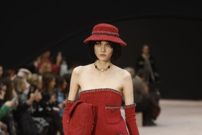 Varios diseños de Chanel en el desfile de este martes en la pasarela de París.