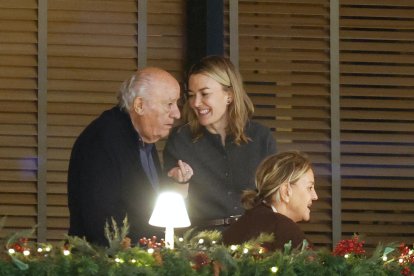 ARTEIXO (A CORUÑA), 06/12/24.- La presidenta de Inditex, Marta Ortega (c), acompañada por sus padres, Flora Pérez (d) y Amancio Ortega (i) en una foto reciente. EFE/Cabalar