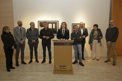Mar Sancho, durante su intervención, junto a Tomás Sánchez Santiago y José Ramón Vega, y resto de autoridades. Otro detalle de la exposición.