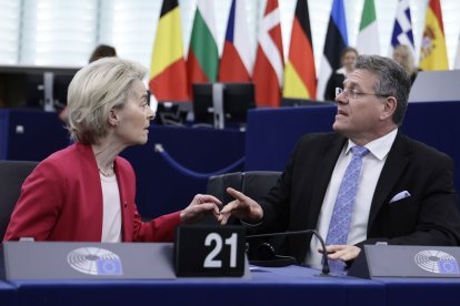 Ursula von der Leyen habla ayer con el comisario Maros Sefcovic, en Estrasburgo.