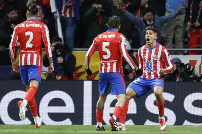 Los jugadores argentinos del Atlético de Madrid, Rodrigo de Paul y Giulano Simeone, celebran el primer gol del equipo rojiblanco durante el partido de vuelta de los octavos de final de la Liga de Campeones en el estadio Metropolitano. EFE/Juanjo Martín