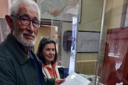 Arturo Arias, ayer con las 362 firmas en el Registro Municipal de Villafranca.