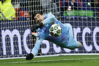 Courtois, durante la tanda de penaltis del Real Madrid ante el Atlético el pasado miércoles.