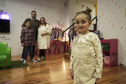 Lara, en primer plano, con su familia detrás.
