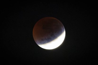 Vista de la luna llena este viernes, durante eclipse lunar, un fenómeno astronómico conocido como "luna roja", en Caracas (Venezuela).