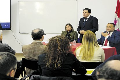 Paula Conde, Carlos Fernandez y Gerardo Álvarez durante el acto.