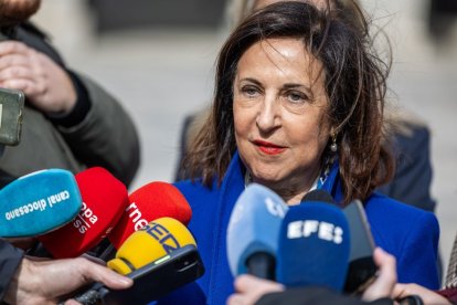 La ministra de Defensa, Margarita Robles, atiende a los medios mientras preside el acto de homenaje a los civiles y militares caídos en la guerra de Ucrania.