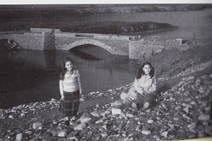 El puente intacto bajo las aguas del pantano de Bárcena.