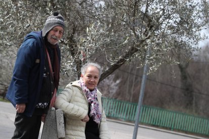 Isaac Núñez y Lucía Lordén, en Las Ventas de Albares, el barrio de Bembibre donde residen.
