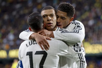 Kylian Mbappé celebra con Lucas Vázquez y Bellingham sus goles ante el Villarreal.