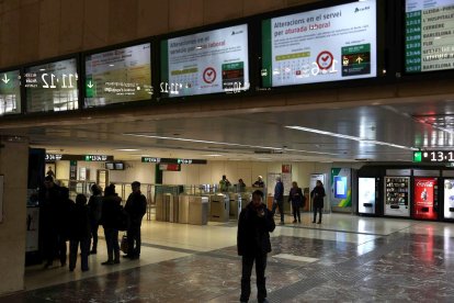 Imagen de archivo de paneles informativos en la Estación de Sants en Barcelona. EFE/Toni Albir