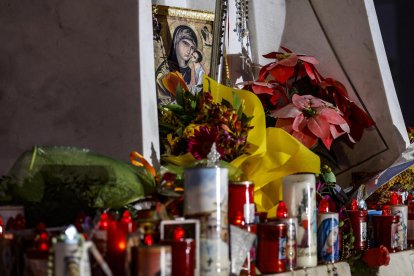 Velas y flores colocadas a los pies de la estatua del papa Juan Pablo II situada frente al hospital Gemelli de Roma, donde está ingresado el papa Francisco. EFE/EPA/FABIO FRUSTACI