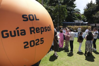 La Guía Repsol ha organizado este lunes un acto previo a la gala de entrega de los Soles Guía Repsol 2025 , donde han participado los cocineros con 3 Soles Guía Repsol, nuevos y veteranos. EFE/Alberto Valdés